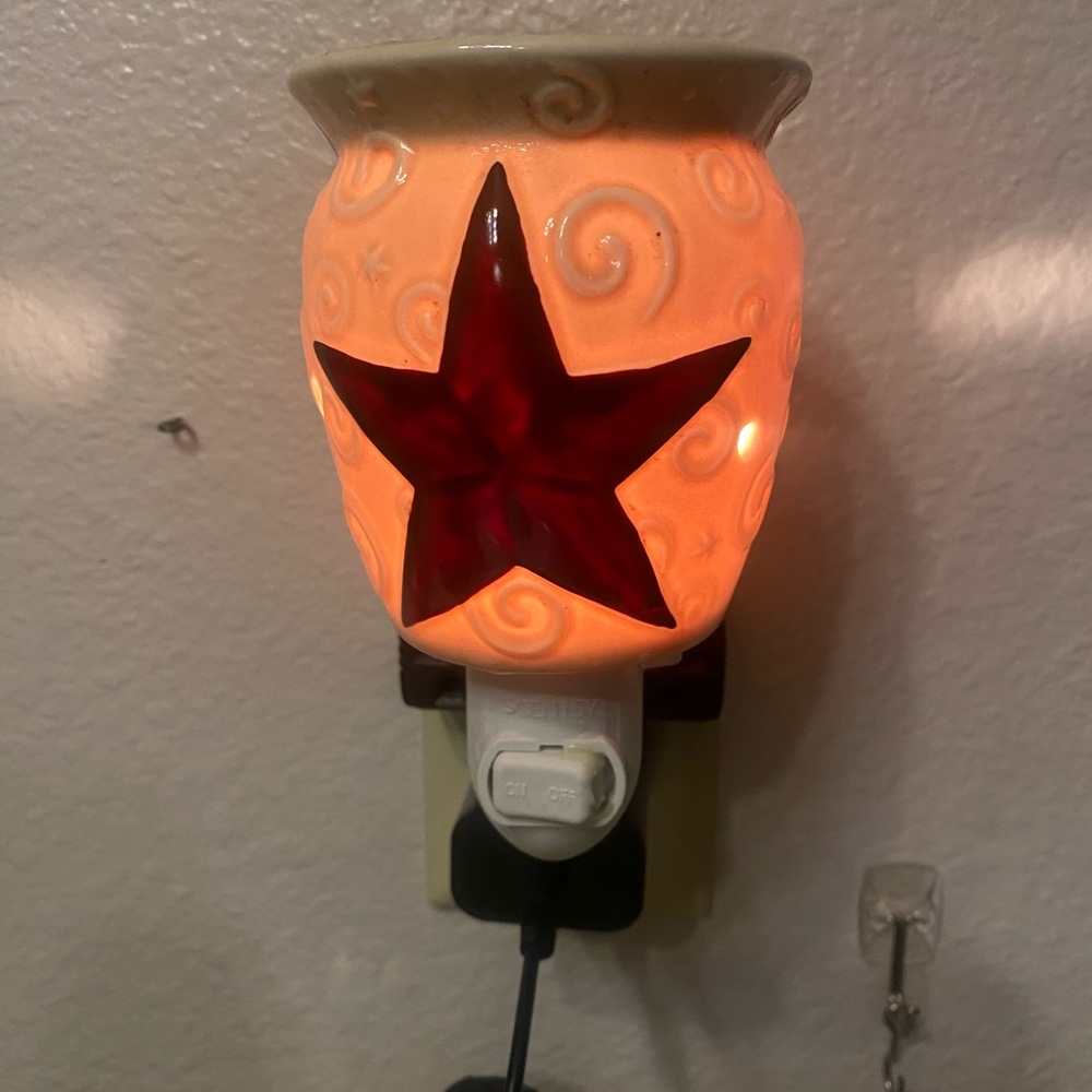 Wallflowers Electric Wax Warmer & plug-in night light with a cool Star design ⭐️
